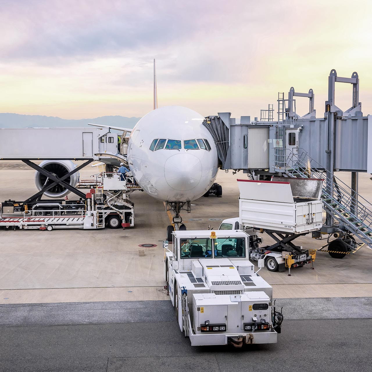 Vliegtuig staat op vliegveld